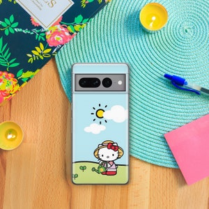 Puede incluir: Una funda de tel&eacute;fono azul con una imagen de dibujos animados de Hello Kitty regando plantas en un campo soleado. La funda tiene un recorte para la c&aacute;mara del tel&eacute;fono.