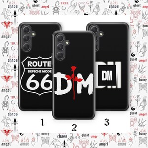 Puede incluir: Tres fundas de teléfono negras con diseños diferentes. La primera funda presenta un letrero blanco de la Ruta 66 con el texto "Depeche Mode" y el número "66". La segunda funda presenta un "DM" blanco con una rosa roja. La tercera funda presenta un cuadrado blanco con el texto "DM" en negro.