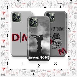 Puede incluir: Tres fundas de teléfono diferentes con un fondo gris. La primera funda tiene las letras "DM" en rojo. La segunda funda tiene una imagen en blanco y negro de un pájaro con un pico largo y el texto "Depeche Mode". La tercera funda tiene una imagen en blanco y negro de una calavera con un cuervo en la parte superior y el texto "Memento Mori".