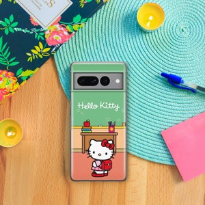 Puede incluir: Una funda de tel&eacute;fono verde con un dise&ntilde;o de Hello Kitty. La funda presenta una imagen de dibujos animados de Hello Kitty frente a una pizarra con las palabras "Hello Kitty" escritas en ella. La funda tambi&eacute;n presenta una imagen de dibujos animados de un escritorio con libros, l&aacute;pices y una manzana encima.