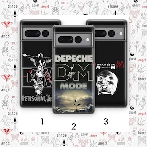 Puede incluir: Tres fundas para teléfono con diseños diferentes. La primera funda presenta una imagen en blanco y negro de una persona con el texto "Personal Jesus". La segunda funda presenta una imagen en blanco y negro de una flor con el texto "Depeche Mode". La tercera funda presenta una imagen en blanco y negro de una calavera con el texto "Memento Mori".