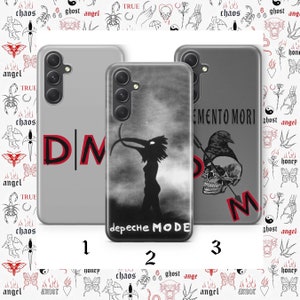 Puede incluir: Tres fundas para teléfono con diseños diferentes. La primera funda es gris con las letras "DM" en rojo. La segunda funda es en blanco y negro con una silueta de una persona y el texto "Depeche Mode". La tercera funda es gris con una calavera y huesos cruzados y el texto "Memento Mori".