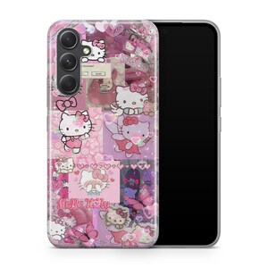 Op de afbeelding: Een roze Hello Kitty telefoonhoesje met een collage van Hello Kitty afbeeldingen, waaronder harten, vlinders en skateboards. De tekst "Hello Kitty" is op het hoesje gedrukt.