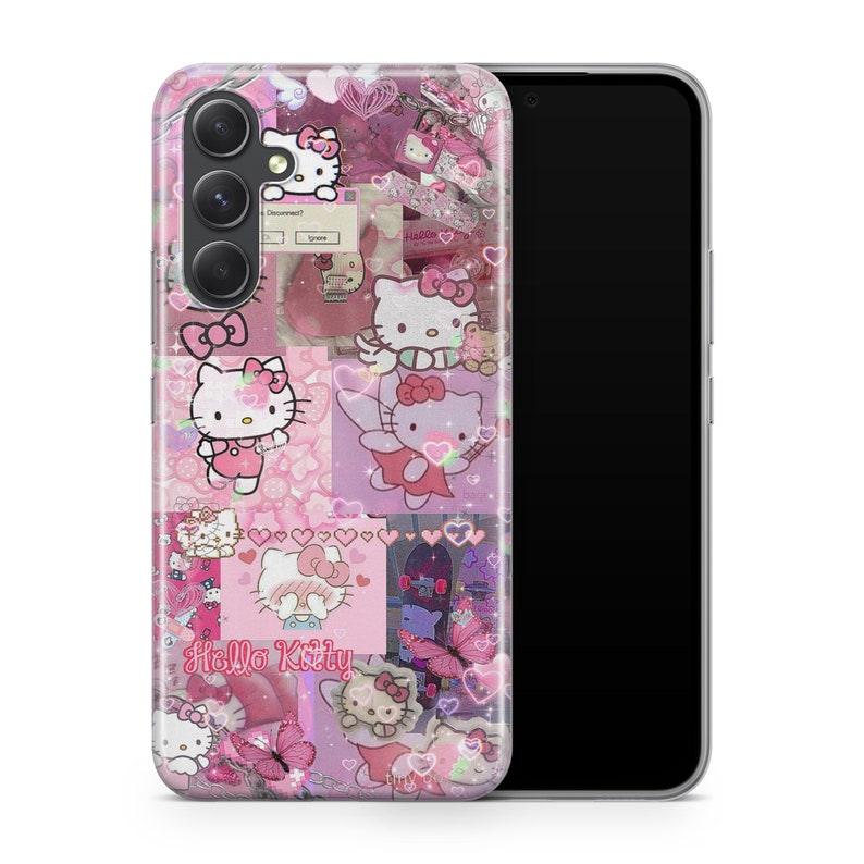 Op de afbeelding: Een roze Hello Kitty telefoonhoesje met een collage van Hello Kitty afbeeldingen, waaronder harten, vlinders en skateboards. De tekst "Hello Kitty" is op het hoesje gedrukt.