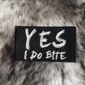 Yes I do bite Aufnäher - Bad Boy | Gestickter Stoff Aufnäher | Dekorativ für Hosen, Jacken, Rucksäcke & mehr