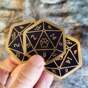 D20 Würfel Gold Aufkleber - Pfoten Dnd, Pnp Würfel | Dekorativ für Laptops, Notizbücher, Geschenke & mehr | Wasserfest, Vinyl