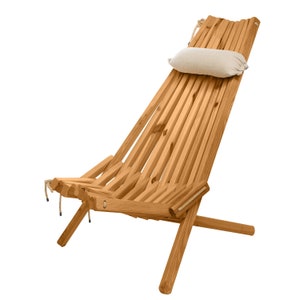 Può includere: Una sedia pieghevole in legno con un cuscino poggiatesta beige chiaro. La sedia è realizzata con doghe di legno marrone chiaro e ha schienale e seduta a doghe. La sedia è progettata per l'uso all'aperto e ha un'estetica semplice e naturale.