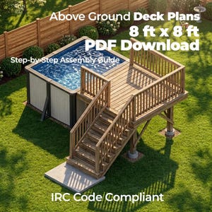 Könnte beinhalten: Above Ground Deck Plans 8 ft x 8 ft PDF Download Step-by-Step Assembly Guide IRC Code Compliant. Eine Holzterrasse mit Geländer und Treppe, die an einen rechteckigen Aufstellpool mit hellgrauen Paneelen und blauem Wasser angrenzt.