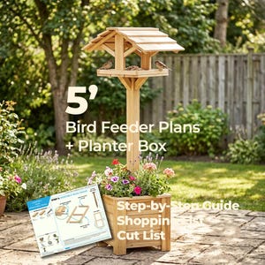 Op de afbeelding: Een houten vogelvoederhuis met een puntdak op een hoge paal boven een vierkante plantenbak vol kleurrijke bloemen. De tekst 5' Bird Feeder Plans + Planter Box staat naast een gedrukte handleiding met duidelijke diagrammen.