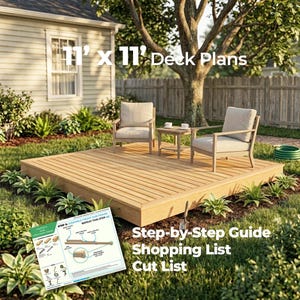 Pode incluir: Um conjunto de plantas de deck de 11' x 11' com um deck de madeira, duas cadeiras bege e uma mesa pequena. A imagem inclui um guia passo a passo, uma lista de compras e uma lista de corte com instruções de montagem da subestrutura.