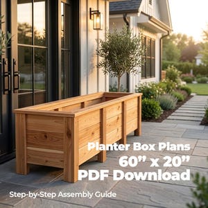 Op de afbeelding: Een rechthoekige houten plantenbak met een natuurlijke afwerking, voorzien van verticale steunpalen en horizontale planken. De afbeelding bevat witte tekst: Planter Box Plans 60" x 20" PDF Download, en Step-by-Step Assembly Guide.