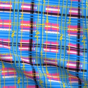 Könnte beinhalten: Ein blaues, rosa, weißes und gelbes Karomuster mit schwarzen Linien. Das Muster ist abstrakt und hat einen modernen Look.