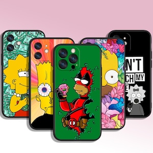 Puede incluir: Cinco fundas de teléfono diferentes con personajes de dibujos animados. Las fundas son negras con diseños coloridos. Una funda presenta a Bart Simpson, otra a Lisa Simpson, otra a Homer Simpson, otra a un personaje del programa "Deadpool" y otra a un personaje del programa "Los Simpson".
