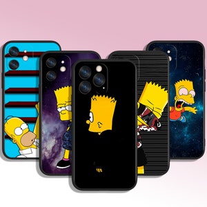 Może przedstawiać: Pięć różnych etui na telefon z różnymi postaciami z Simpsonów. Etui są czarne z różnymi wzorami, w tym nadrukiem galaktyki, paskowanym wzorem i postacią w czerwonej koszuli.