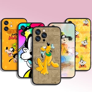 Puede incluir: Cinco fundas para teléfono diferentes con varios personajes de Disney, incluidos Goofy y Pluto. Las fundas son todas negras con una parte posterior de plástico transparente y presentan diferentes diseños.