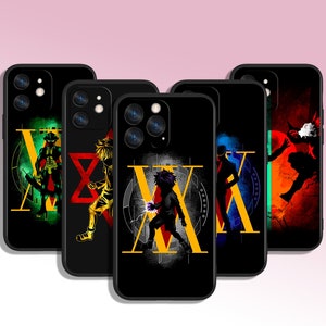 Op de afbeelding: Vijf zwarte iPhone-hoesjes met verschillende grafische ontwerpen met personages uit de anime Hunter x Hunter. De personages zijn Killua, Gon, Kurapika, Leorio en Hisoka. De hoesjes zijn allemaal zwart met een witte omtrek rond de personages.