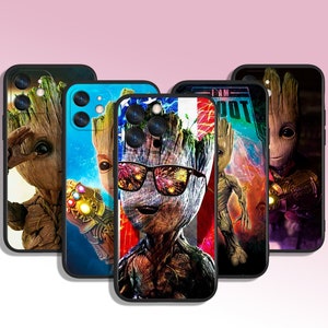 Könnte beinhalten: Vier verschiedene Handyhüllen mit einem grünen, humanoiden Charakter mit einem großen Kopf und einem kleinen Körper. Der Charakter trägt eine Sonnenbrille und hält einen goldenen Handschuh. Der Text "I AM GROOT" ist auf einer der Hüllen sichtbar.