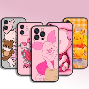 Könnte beinhalten: Vier rosa und weiße Handyhüllen mit verschiedenen Disney-Charakterdesigns. Die Hüllen zeigen Ferkel, Winnie Puuh und ein Ferkel, das einen Teddybär hält. Die Hüllen sind alle aus klarem Kunststoff und haben eine glänzende Oberfläche.