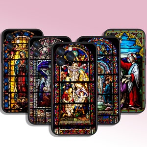 Könnte beinhalten: Fünf verschiedene Handyhüllen mit Buntglasdesigns, die religiöse Figuren zeigen. Die Hüllen sind schwarz und haben einen Kameraausschnitt.