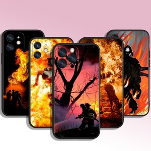 Pode incluir: Cinco capas de telefone diferentes com um tema de bombeiros. As capas apresentam imagens de bombeiros, chamas e um pôr do sol. As capas são todas pretas com uma parte de trás transparente.