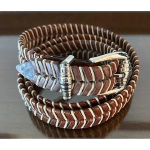 Cinturón vintage TOMMY BAHAMA de cuero marrón trenzado y cuerda, talla 44, fabricado en España. imagen 1