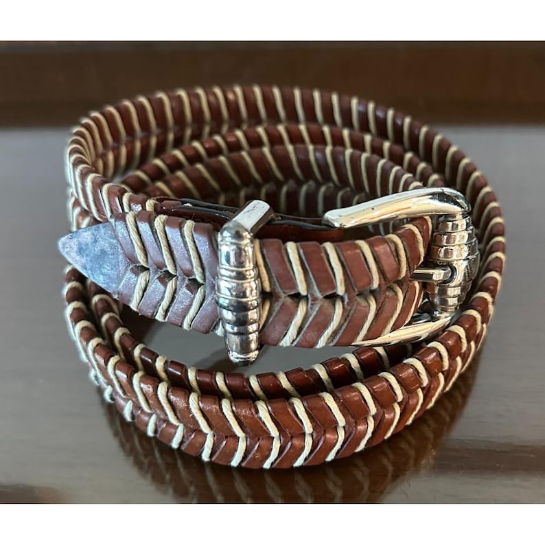 Cinturón vintage TOMMY BAHAMA de cuero marrón trenzado y cuerda, talla 44, fabricado en España. imagen 1