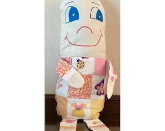 Muñeco de peluche de Humpty Dumpty con forma de huevo, cara, ojos, insectos rosados y rayas.