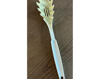 Cuchara para servir espaguetis con ranuras de color beige almendra de plástico de nailon Ekco VTG, EE. UU., NOS