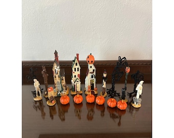 Casas miniatura vintage de Halloween, conjunto de aldea de casas embrujadas, fantasma y bruja.