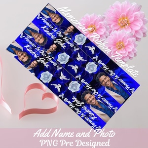 Puede incluir: Una plantilla de cinta azul y blanca con una foto de un hombre y el texto "Forever In Our Hearts Kindric John". La cinta está decorada con rosas blancas y palomas blancas.