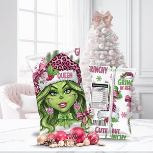 Könnte beinhalten: Weihnachtliche Snackbeutel mit einer grünen Cartoonfigur mit Leopardenmusterhut und dem Wort "QUEEN". Die Beutel tragen auch die Aufschriften "GRINCHY" und "GRING IN HEEL". Rote und goldene Kugeln liegen vor den Beuteln.
