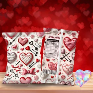 Op de afbeelding: Twee Valentijnsdag-snackszakken met een rode hartenachtergrond. De zakken zijn wit met rode en roze harten, pijlen en strikken. Eén zak heeft een voedingsetiket. Een decoratief kristallen hart staat rechts.