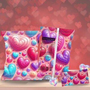 Op de afbeelding: Roze en rode Valentijnsdagverpakking met hart- en knoopontwerpen. De afbeelding toont een kleine candybar en een grotere zak, beide versierd met kleurrijke harten. Een heldere hartvormige bedel hangt aan de grotere zak.