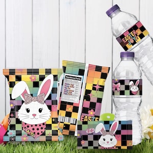 Op de afbeelding: Paas-thema feestartikelen met een konijn ontwerp. De afbeelding bevat waterflessen met etiketten, snackzakken en een kleine snoepverpakking. De ontwerpen gebruiken een geruit patroon in verschillende kleuren, met de woorden "Easter Joy!" op de waterfleslabels.