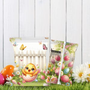 Op de afbeelding: Twee traktatiezakjes met Pasen als thema. Eén zakje heeft een cartoonkuiken dat uit een ei komt, vlinders en een wit hek. De andere zak heeft een bloemenontwerp met tulpen en paaseieren.