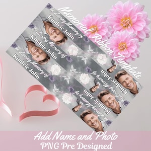 Pode incluir: Um modelo imprimível para uma fita memorial. O modelo apresenta um fundo cinza com pombas brancas e rosas roxas. O texto "In Loving Memory of Kindric John" é repetido três vezes no modelo. Uma foto de um homem está incluída no modelo.