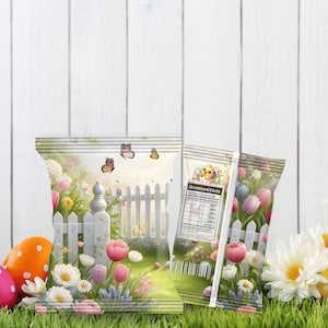 Op de afbeelding: Twee snackzakken met Pasen-thema met een bloemen- en vlinderontwerp. De zakken hebben een witte hek, kleurrijke bloemen en vlinders. De zakken staan op een bed van groen gras met paaseieren en bloemen op de achtergrond.