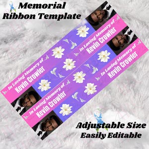 Pode incluir: Um modelo de fita memorial imprimível com um fundo degradê rosa e roxo. O modelo apresenta uma foto de um homem, flores brancas e o texto "Em memória carinhosa de Kevin Crowler".