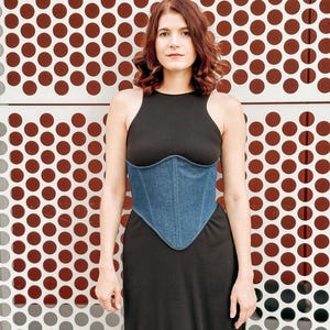 Corset en jean bleu foncé.