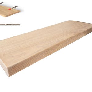 Op de afbeelding: Een lichtgekleurde houten plank met een afgeronde voorkant. De afbeelding toont ook montagemateriaal, waaronder schroeven en een boorbit, wat wijst op een doe-het-zelfproject of een klusartikel.