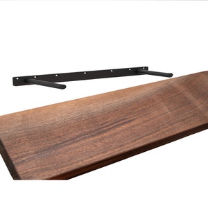 Estante flotante de nogal negro americano natural: Estantes de pared de madera rústica