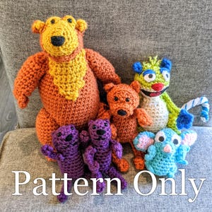Puede incluir: Patrón de crochet para un conjunto de animales de peluche, que incluye un oso, un monstruo y algunos animales más pequeños. Los animales son todos de diferentes colores y tienen características únicas. El patrón está disponible para su compra.