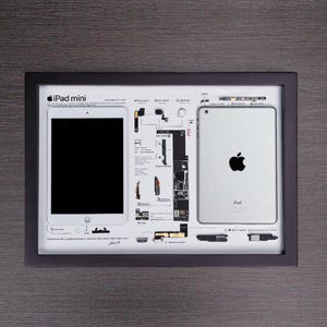 Pode incluir: Uma imagem emoldurada de um iPad mini com fundo branco e um diagrama dos componentes internos do dispositivo. O texto "iPad mini" é visível na parte superior da imagem.