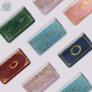 Funda para teléfono con libro de hechizos Grimoire: funda de cuero vegano vintage con efecto dorado, funda para iPhone y Samsung con estética de bruja mágica