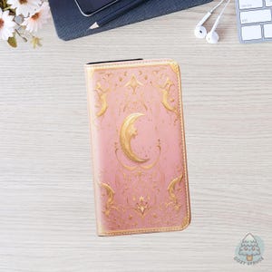 Funda para teléfono con libro de hechizos Grimoire: funda de cuero vegano vintage con efecto dorado, funda para iPhone y Samsung con estética de bruja mágica