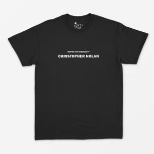 Maglietta "Diretto da Christopher Nolan" - Maglietta del film / Regalo per gli appassionati di cinema / Cinema / Stile vintage / Maglietta di fantascienza