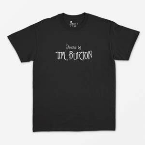 Maglietta con scritta "Diretto da Tim Burton" - Stile vintage / Estetica Y2K / Anni '90 / Punk / Grunge / Horror / Goth / Scheletro