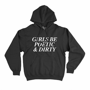 Puede incluir: Sudadera con capucha negra con el texto blanco "GIRLS BE POETIC & DIRTY". La sudadera tiene una capucha con cordón y un bolsillo delantero. La prenda está hecha de un material suave.