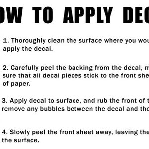 Puede incluir: Gr&aacute;fico en blanco y negro con instrucciones sobre c&oacute;mo aplicar una calcoman&iacute;a. El texto dice "HOW TO APPLY DECAL". Los pasos incluyen limpiar la superficie, despegar el respaldo, aplicar la calcoman&iacute;a y eliminar las burbujas.