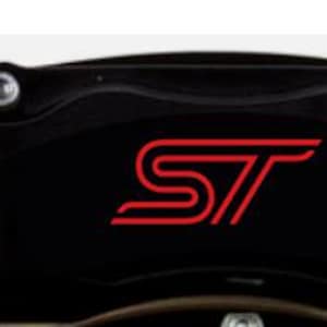 Può includere: Pinza freno automobilistica nera con le lettere rosse "ST" sul davanti. La pinza ha dettagli argentati e hardware di montaggio. Lo sfondo è bianco.